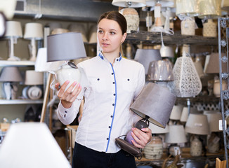 woman is buying lamp