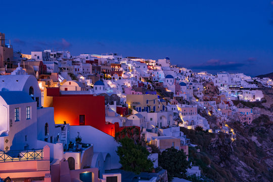 Il pittoresco villaggio di Oia al calar della sera, isola di Santorini GR	