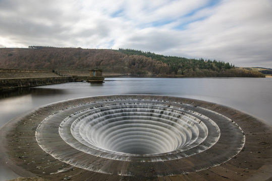 Walking around Lady Bower reservoir in the Peak District, England