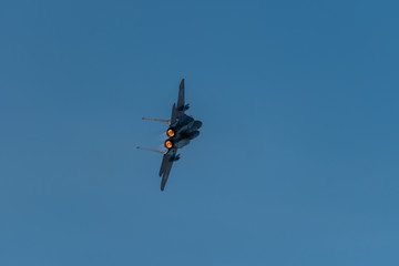 飛行する戦闘機