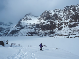 Fototapeta na wymiar Schneeschuhwandern auf den Lofoten