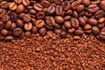  38/5000 rastvorimyy kofe i kofeynyye zerna. Fon instant coffee and coffee beans. Background