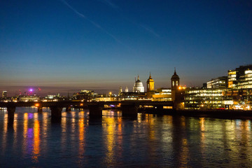Skyline von London im Abendlicht