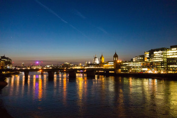Fototapeta na wymiar Skyline von London in der blauen Stunde