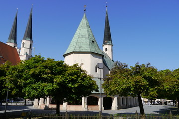 Fototapeta na wymiar Gnadenkapelle in Altötting + Kirchtürme Stiftskirche