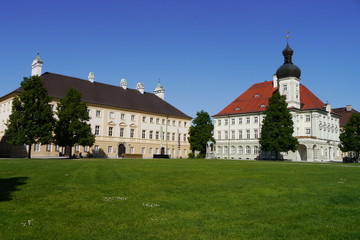 Kapellplatz in Altötting mit Schatzkammer und Rathaus