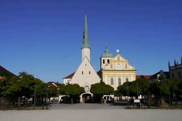 Kapellplatz in Altötting mit Gnadenkapelle und Klosterkirche St. Magdalena