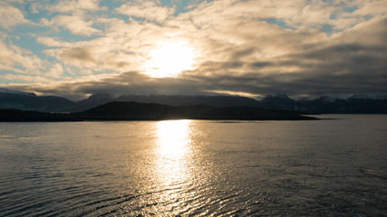 amanece desde las montañas ushuaia/argentina