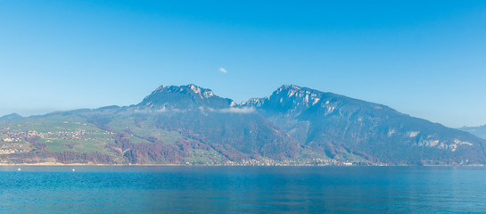 Seepanorama mit Bergen