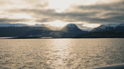 amanece desde las montañas ushuaia/argentina