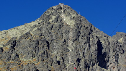 Łomnica, drugi co do wysokości po Gerlachu szczyt Tatr, położony w słowackiej części Tatr Wysokich z czerwoną kolejką alpejską - obrazy, fototapety, plakaty