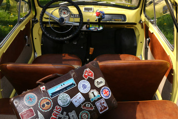 cabrio mit reisekoffer