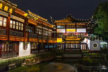 Fototapeta na wymiar Shanghai. The buildings in the Yuyuan garden at night.