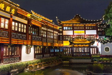 Fototapeta na wymiar Shanghai. The buildings in the Yuyuan garden at night.