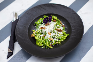 Pasta with spinach pesto and goat cheese