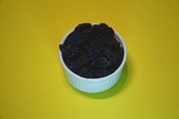 dried black grapes