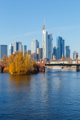 Fototapeta na wymiar Frankfurt am Main, Blick auf die Skyline von der Ignatz-Bubis-Brücke. 18. NOvember 2018.