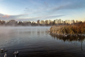 панорама морозного утра на озере с туманом, Россия,...