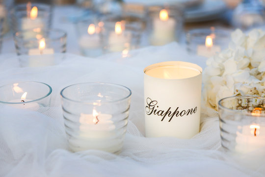 porta candele con lumini accesi e una con scritto "Giappone