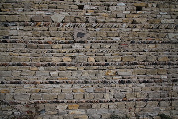 mur de moellons de calcaire et de galets de rivière