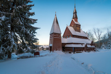 Stabkirche in Hahnenklee mit Schnee im Winter Sonnenuntergang