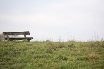 Holzbank zum ausruhen f&uuml;r Picknick vor Wiese mit viel Horizont