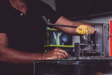 Ustensile de cuisine permettant de couper en lamelles les légumes
