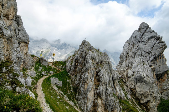 Alpenlandschaft mit Wanderweg am Grenz&uuml;bergang