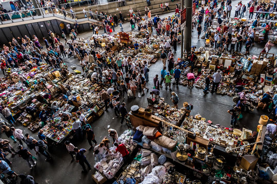 March&eacute; aux puces Els Encants &agrave; Barcelone, plafond en miroirs