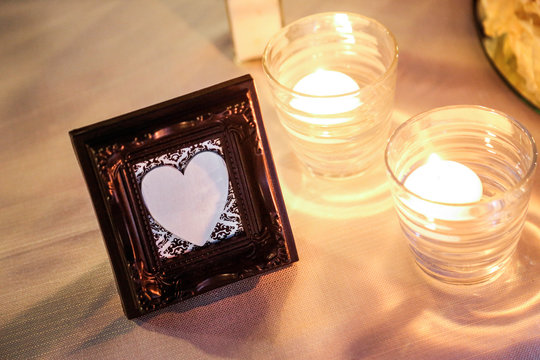 Cornice in legno con cuore al centro e candele