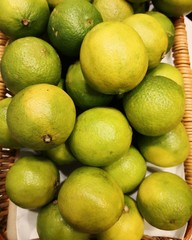 Limetten in Korb auf dem Markt