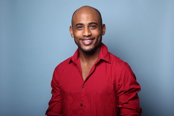 Obraz premium Black man in front of a colored background