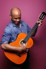 Obraz premium Black man in front of a colored background