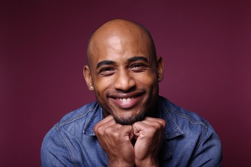 Obraz premium Black man in front of a colored background