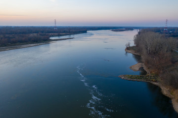 widok z drona na rzekę Wisłę i słupy energetyczne