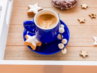 Kaffee mit weihnachtlichen Ambiente