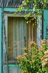 Fenster Detail mit Gardienen im verfallenden Feriendorf