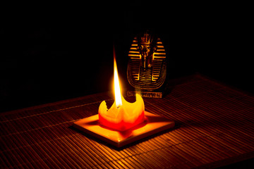 Statue of Tutankhamun lit by a candle (2)