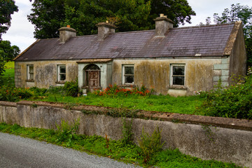 Fototapeta na wymiar Old house in Greenway route from Castlebar to Westport