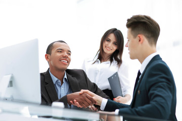 Fototapeta premium handshake of business partners sitting at a table Desk