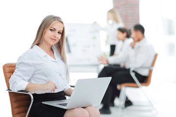 Obraz premium Executive business woman with a laptop on blurred background