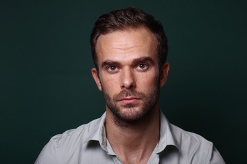 Obraz premium Young man in front of a colored background