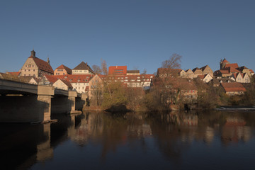 Obraz premium Besigheim, Baden-Württemberg, Deutschland: Blick über die Enz auf die Altstadt.