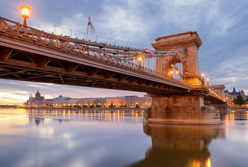 Naklejka premium Chain bridge in Budapest, dawn