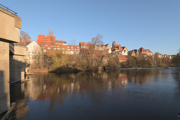 Obraz premium Besigheim, Baden-Württemberg, Deutschland: Blick über die Enz auf die Altstadt.