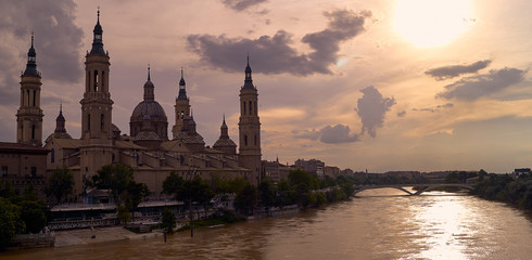 Fototapeta na wymiar Atardecer en Zaragoza, basilica PIlar