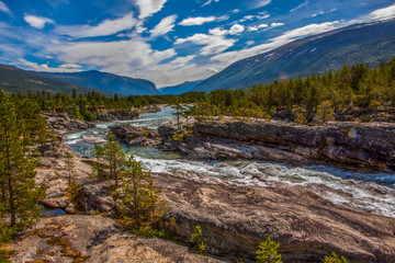Fototapeta na wymiar Górska rzeka w Norwegii