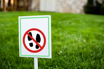 No walking in the grass sign