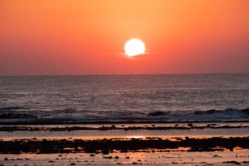 水平線上の夜明けの太陽2