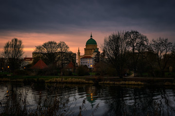 Sonnenuntergang über dem Nuthe-Park in Potsdam mit Blick auf die Nikolaikirche